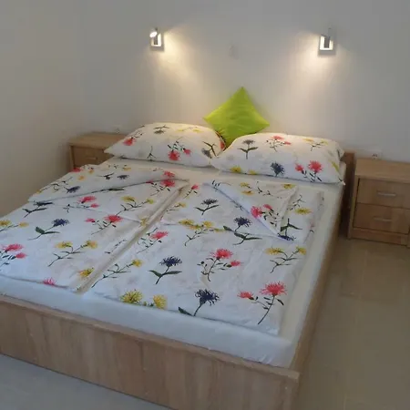 アパート Monja & Dadi, Malinska, ヴァンタシチ